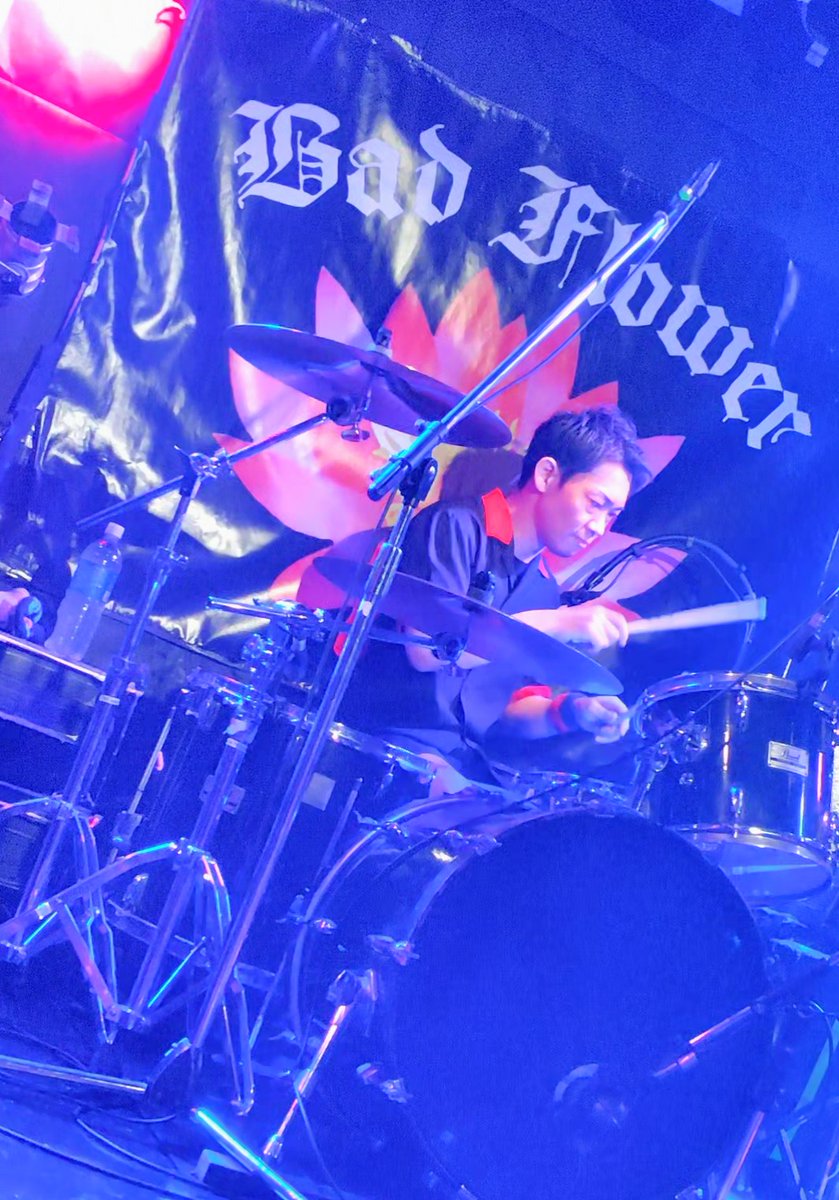 tae8740's tweet photo. 2026/2/28(土)　LIVElaboYOYOGI

BAD FLOWER presents
響花酔月～第11奏～
《IDIOT Of The Highest Order》

BAD FLOWER

始まる前からフロアに愛が溢れてて
Live中はステージからロックな愛が注がれる
幸せしか残らないステージでした！
ミドルテンポの曲も素敵でした…✨ https://t.co/1sXB9OHGx0