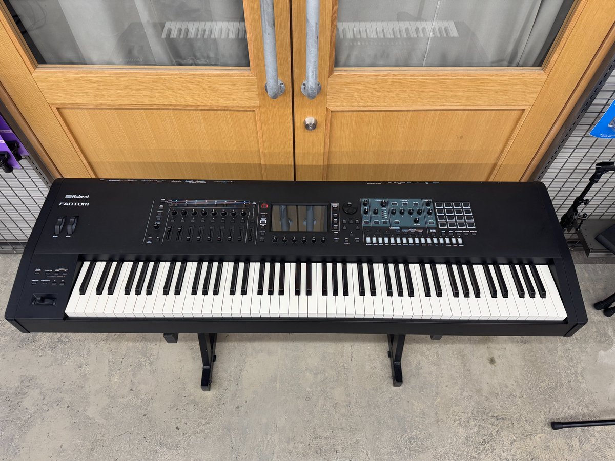 RolandのフラグシップシンセサイザーFANTOM-8（88鍵盤モデル）の中古美