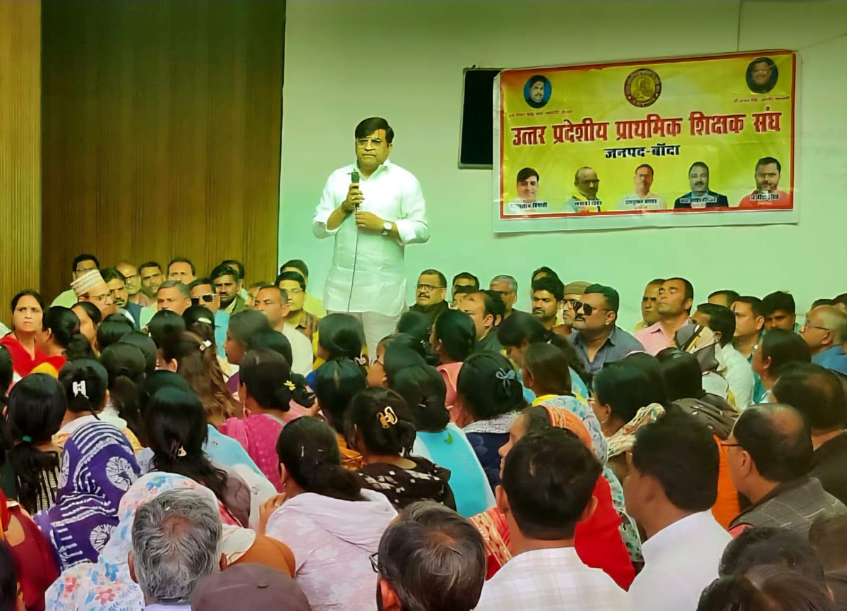 सांकेतिक धरना SDM कार्यालय पैलानी जनपद बाँदा में शिक्षकों को सम्बोधित करते हुए जिलाध्यक्ष आदरणीय आशुतोष त्रिपाठी जी....
#JusticeForTeachers 
<a href="/DrDCSHARMAUPPSS/">Dr Dinesh Chandra Sharma</a> 
<a href="/ashutoshUPPSS/">Ashutosh Tripathi</a> 
<a href="/prajeetsingh18/">प्रजीत सिंह 🙏🏻</a> <a href="/jaidixi13862426/">jai dixit</a> @