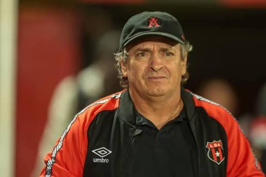 Perdió el timon, no sabe que hacer, improvisa y cambia tacticamente constantemente durante el partido. Alajuelense sufre una de sus peores versiones, corregir ya o se queda fuera.