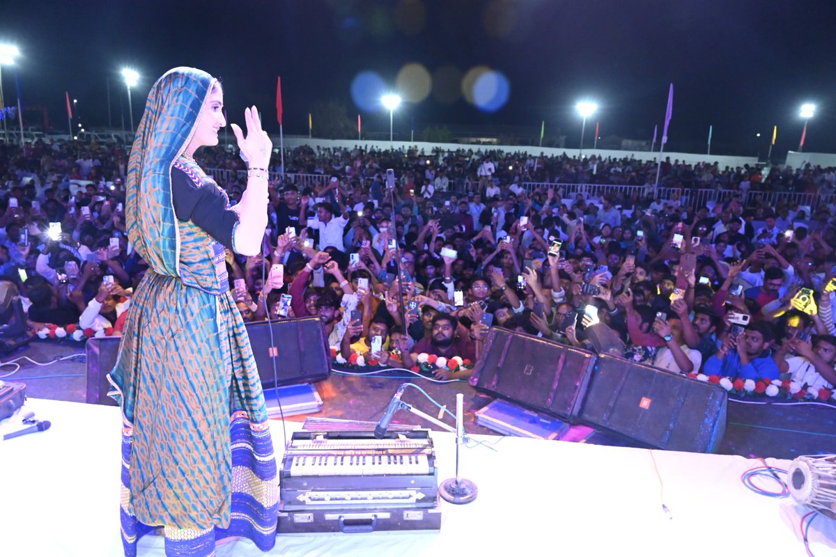 ડાકોર ફાગણોત્સવ-૨૦૨૬ અંતર્ગત સાંસ્કૃતિક કાર્યક્રમના પ્રથમ દિવસે લોકગાયિકા ગીતાબેન રબારી તથા તેઓના કલાવૃંદ દ્વારા રજૂ થયેલ કૃતિઓ, ડાયરા, ગરબા ની રમઝટથી દર્શકો મંત્રમુગ્ધ થયા. #DakorFagnotsav