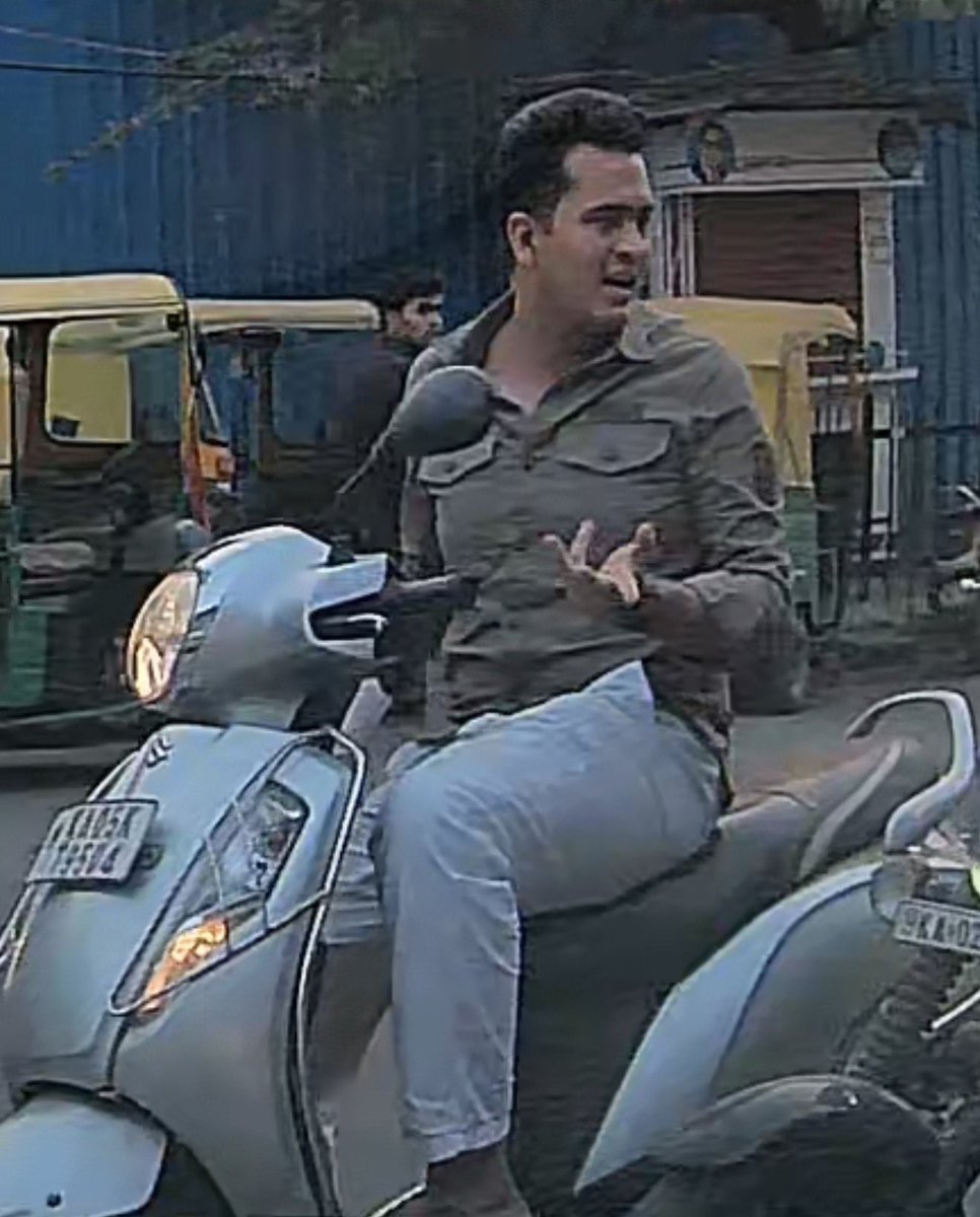 derfloydman's tweet photo. Was waiting to take the turn, these sweet responsible citizens decides to stop in the middle of the road to have a conversation.🗣️
Smart and handsome too.
KA05KT9504 & KA02KD6015 @ftowntrfps i have submitted violation on btp #ASTRAM
#iykyk @motordave2 https://t.co/22vu1i2V6U