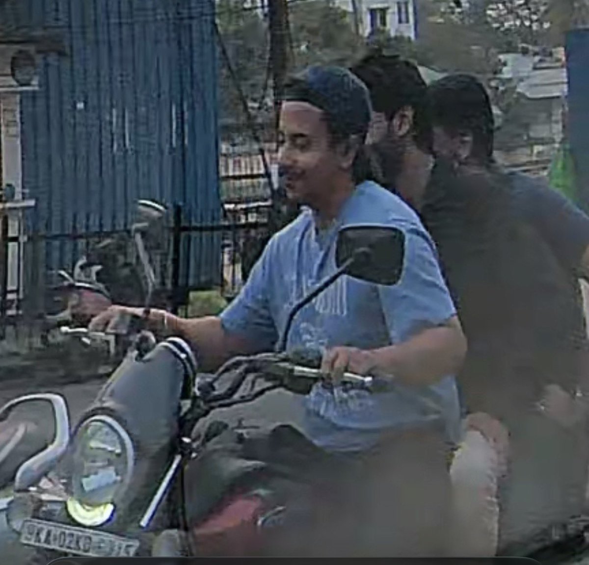 derfloydman's tweet photo. Was waiting to take the turn, these sweet responsible citizens decides to stop in the middle of the road to have a conversation.🗣️
Smart and handsome too.
KA05KT9504 & KA02KD6015 @ftowntrfps i have submitted violation on btp #ASTRAM
#iykyk @motordave2 https://t.co/22vu1i2V6U