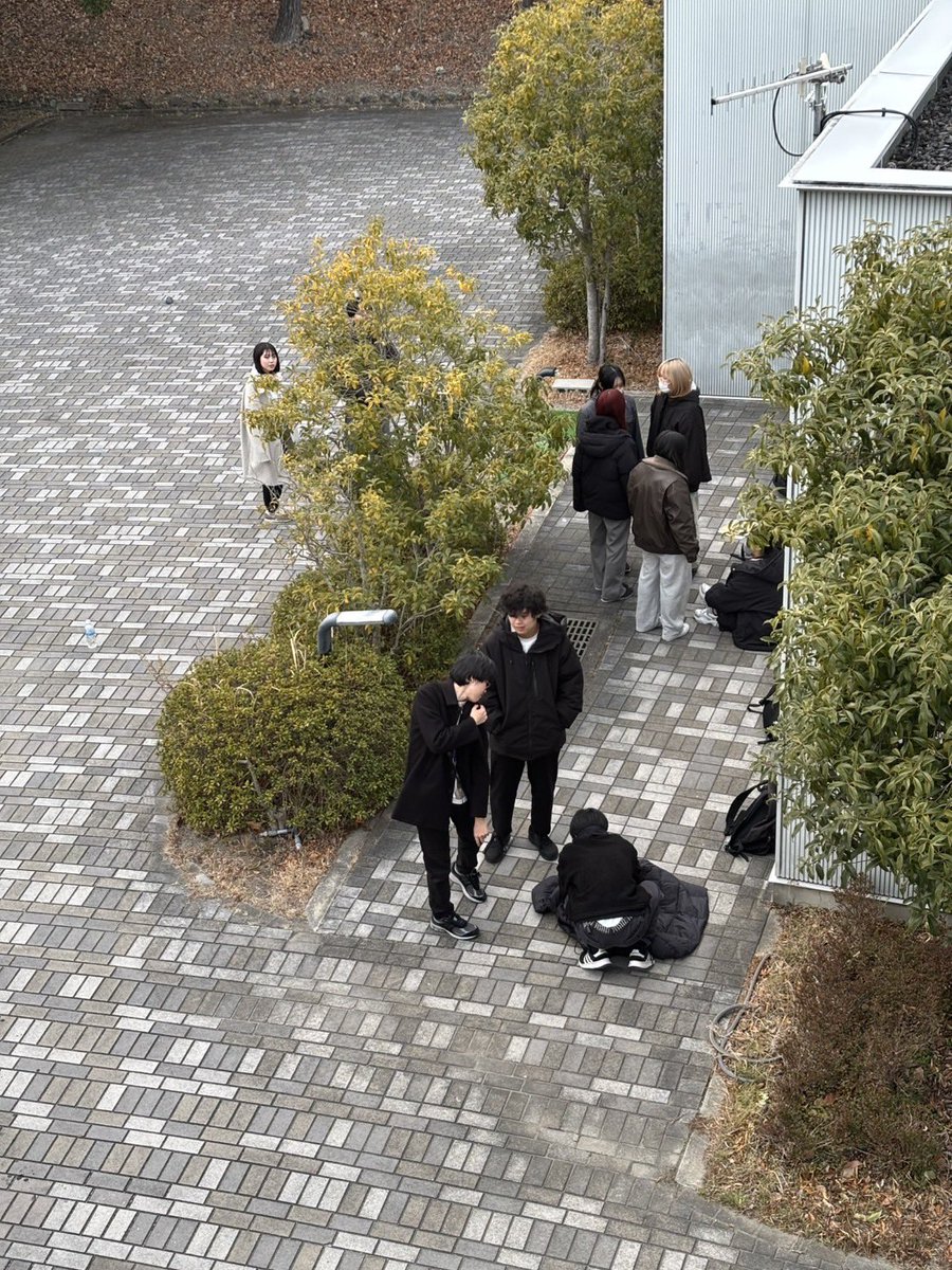 Yoroduwemaki's tweet photo. 【⏳稽古日誌③⌛️】
誰かに…見られている…?
byダンサー
#関西大学 #劇団万絵巻 #cLockI #くろあい https://t.co/bJnu2K7W6Z