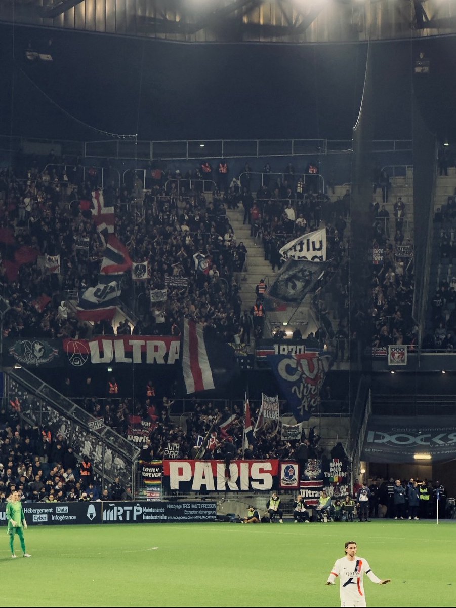 AUTEUIL1991's tweet photo. #HACPSG 🔴🔵🚌 On tour https://t.co/s1kVNY5cMN