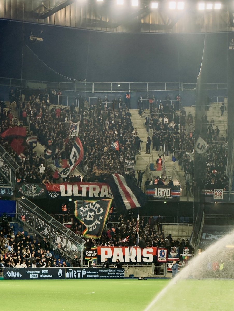 AUTEUIL1991's tweet photo. #HACPSG 🔴🔵🚌 On tour https://t.co/s1kVNY5cMN
