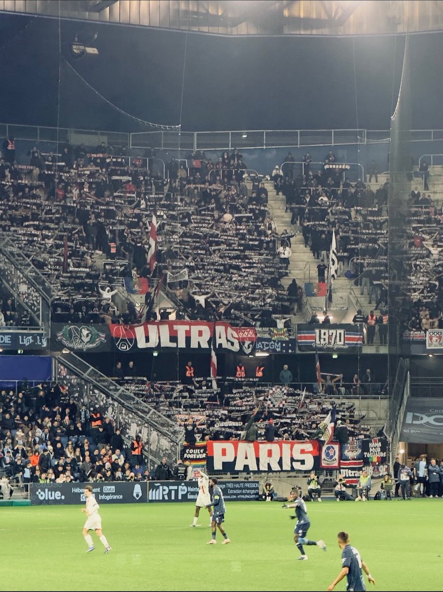 AUTEUIL1991's tweet photo. #HACPSG 🔴🔵🚌 On tour https://t.co/s1kVNY5cMN