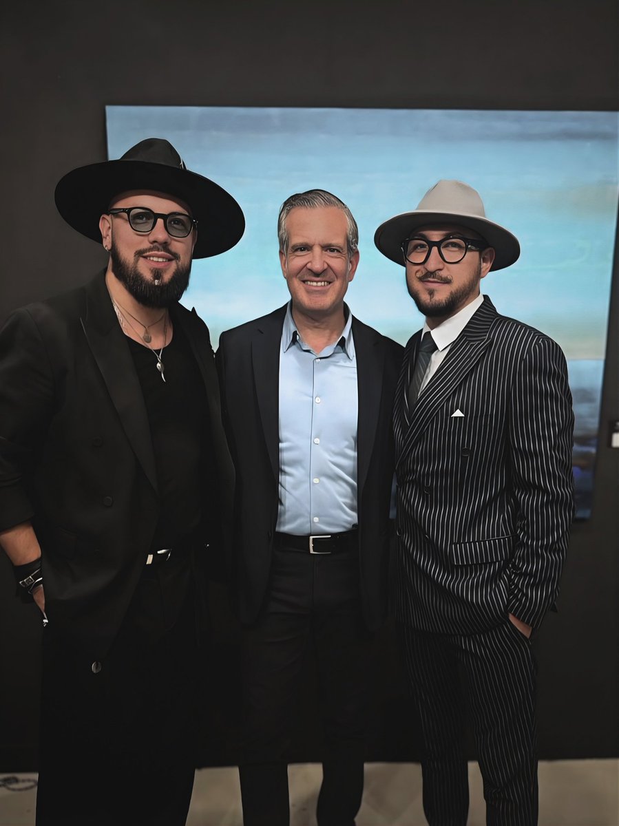 Dimitriy_Wolf's tweet photo. A thoughtful exchange with Mayor @StevenMeiner. Order within complexity – a principle central to my approach in education – is compelling to observe in political leadership within a city as dynamic as Miami Beach.

Conversations at this level open new perspectives. https://t.co/lvlbdafkeR