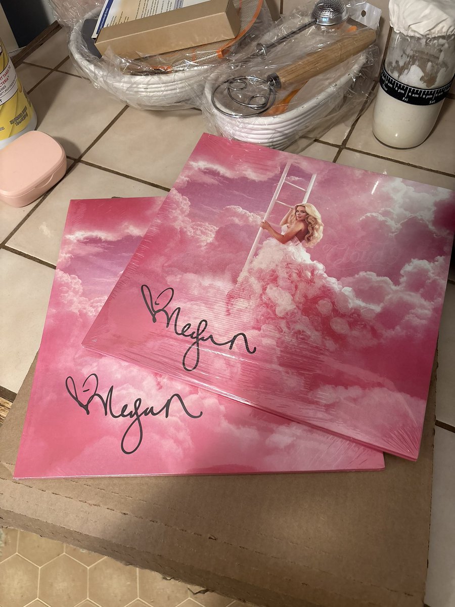 My SIL got 2 signed vinyl and is giving me one!!! AHHHH so happy I was able to get one face value and not resale!!!🩷☁️