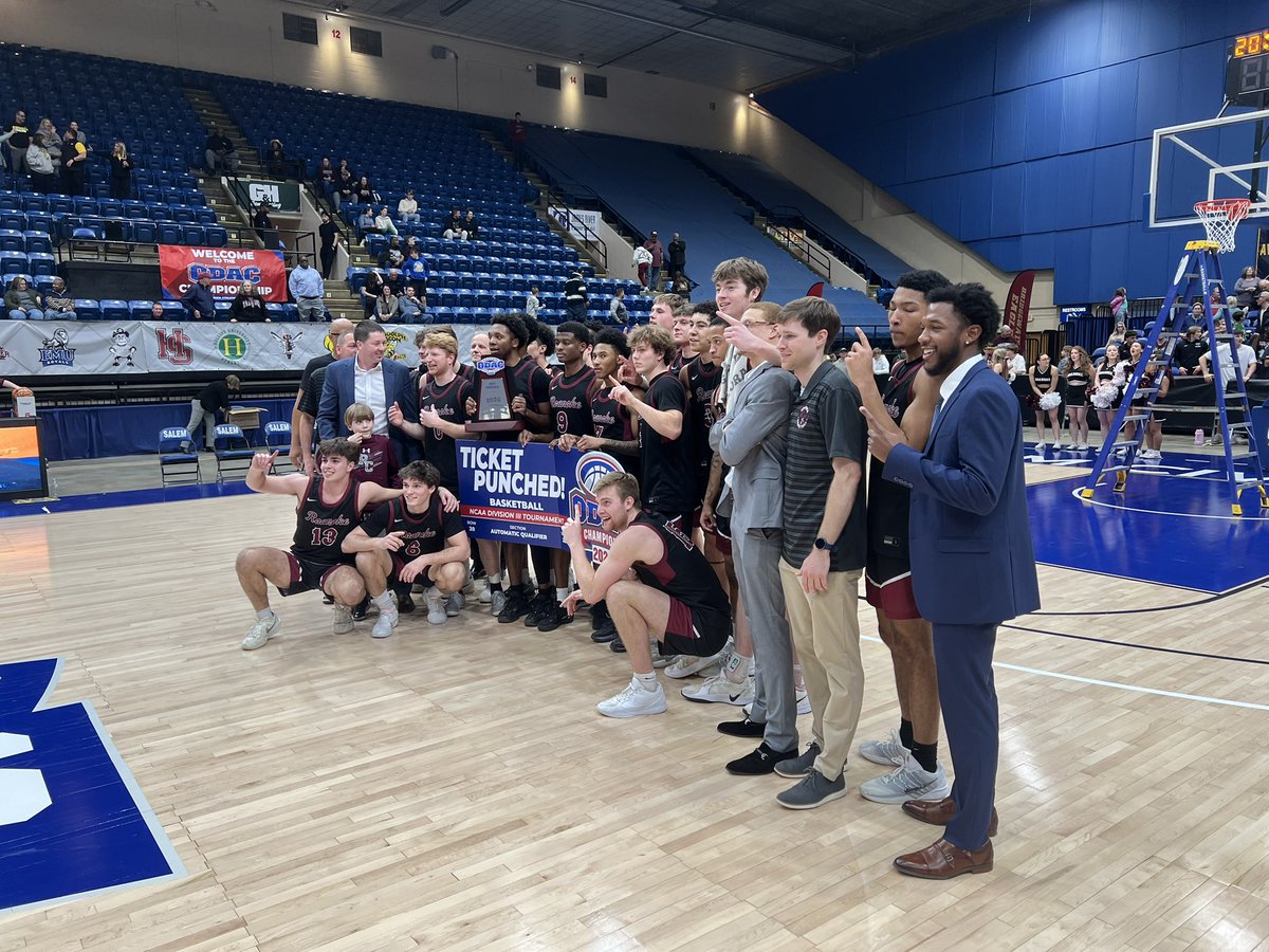 SpencerWLPierce's tweet photo. @RoanokeMBB pulls off a THRILLING ODAC championship win that comes down to the last shot. https://t.co/9DccEOuI6R