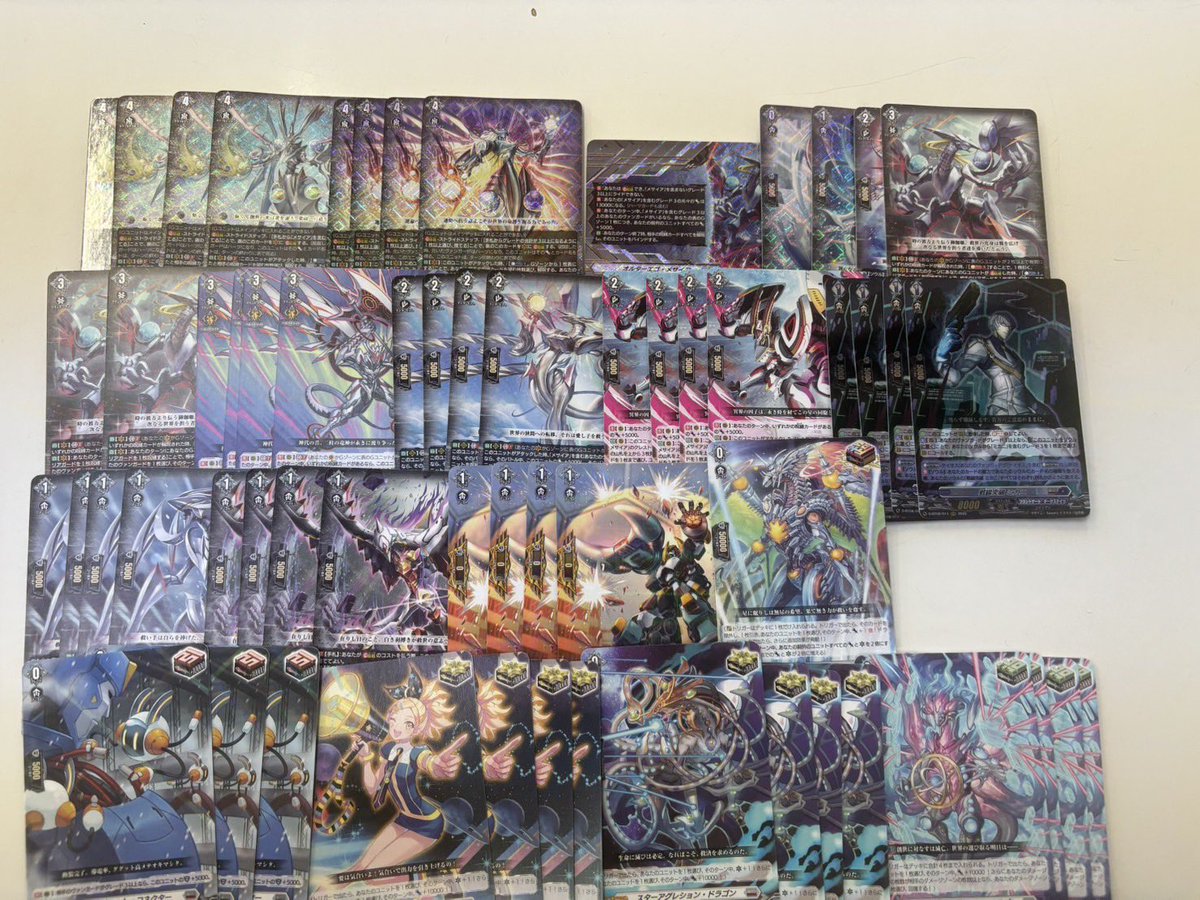 ヴァンガードのデッキと シングルカード入りました ストケが5,000円