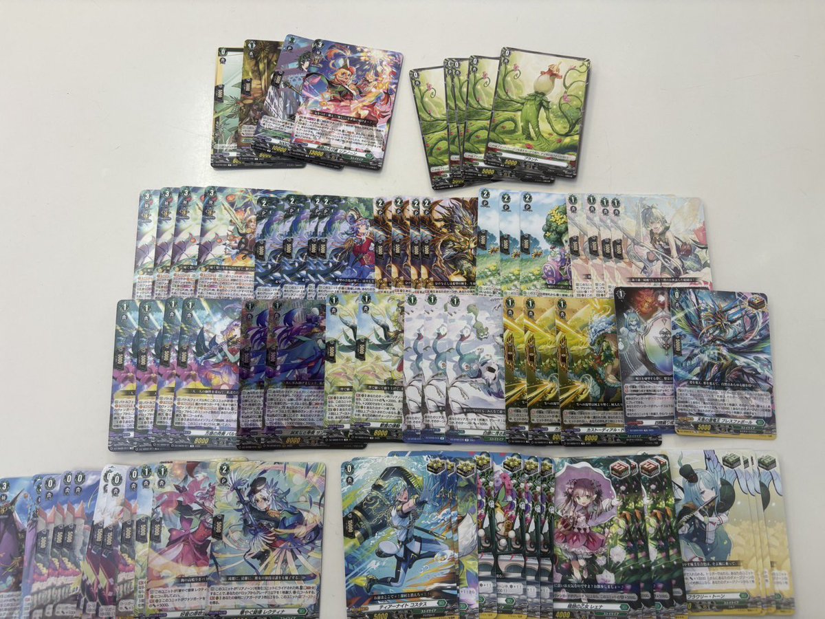 ヴァンガードのデッキと シングルカード入りました ストケが5,000円