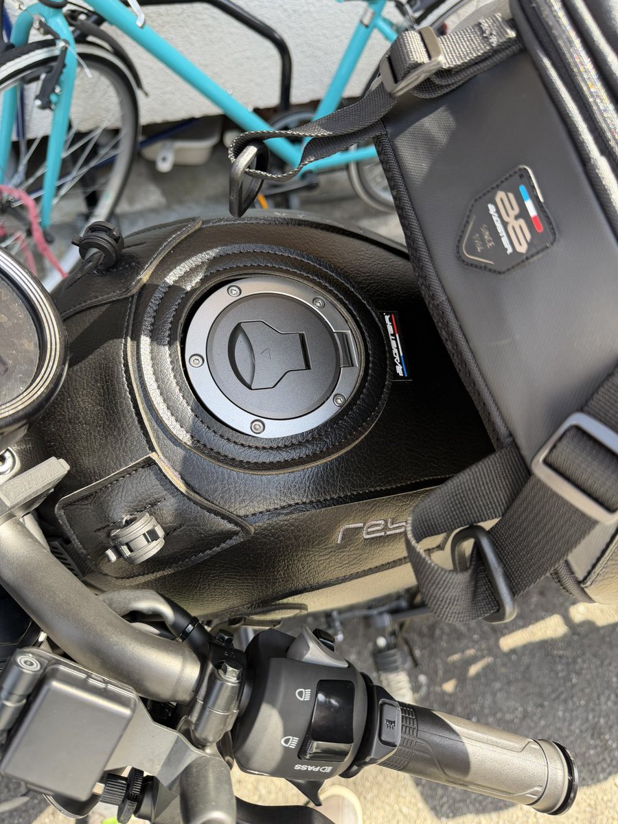 MASABike1224's tweet photo. バグスターのタンクバック届いたから付けてちょっと乗ってきた🏍️
曲がる時とか邪魔になったりするのかなと思ってたけど全然邪魔じゃないしいつもと変わらない☺️
外したらリュックにもなるしチャックを広げたら入れれる量増やせるのも良き😊
ガソリン入れる時は前だけ外したら入れれそう✨ https://t.co/OXhIJbezGh