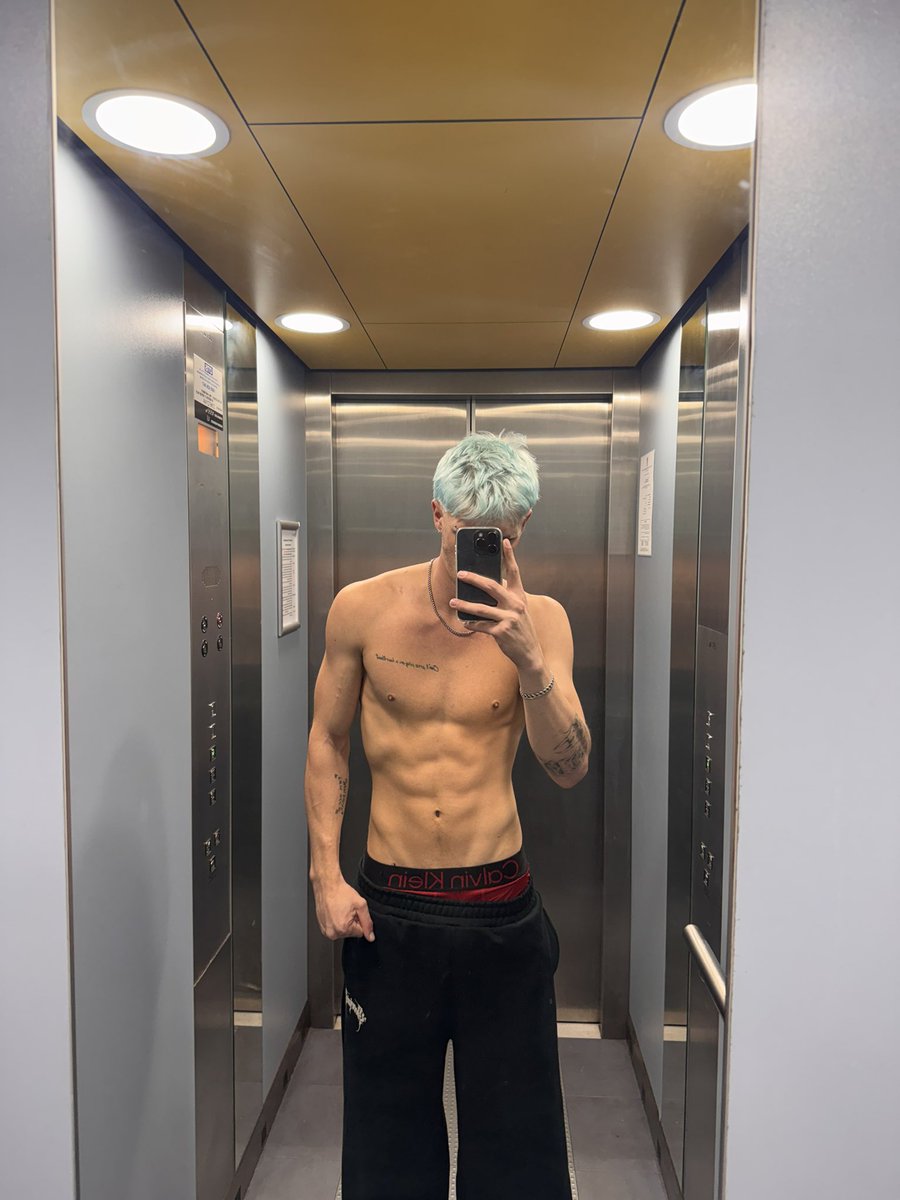 bailey_mal10177's tweet photo. Repost for a follow xx https://t.co/KSkBb7cdmY