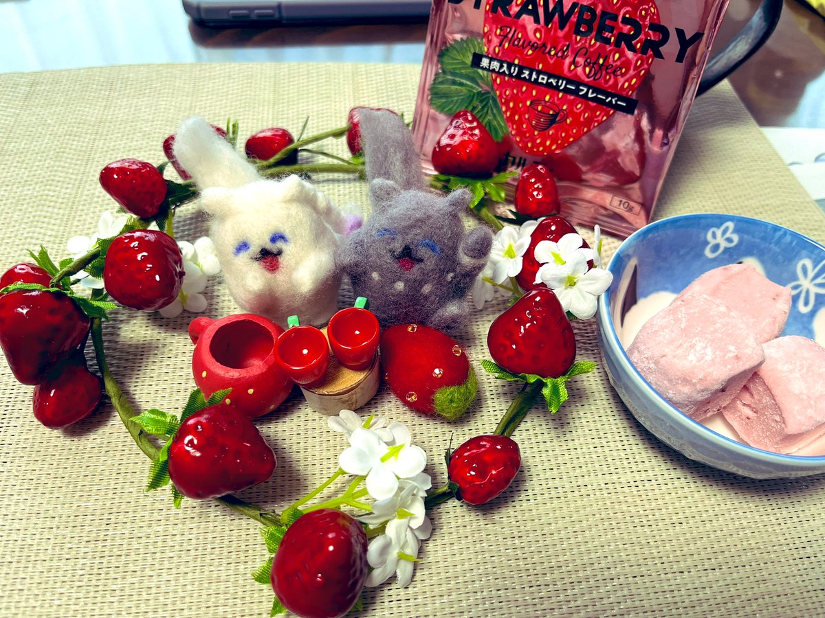 お茶会2日目も参加です。
お茶会開催及び招待状作成ありがとうございます♡

2日目は🍓祭り！
フレーバーコーヒーは大変微妙でしたw普通のコーヒーのほうが美味しいな(   ´∀`)ﾊﾊﾊ
ベリーのギモーブ様は美味しゅうございました😋

 #あわいの民エアお茶会