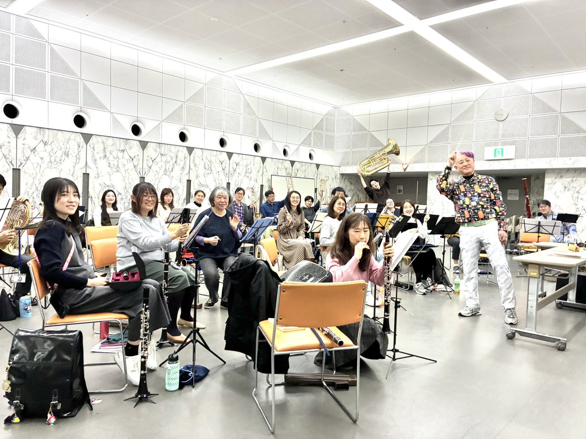 AsakusaWindOrch's tweet photo. 第4回の本番に向けて練習が始まりました🌸
たくさんの人との出会いを楽しみながら、今年も活動していきます♪

今日は「展覧会の絵」を練習しました！
画家のハルトマンの絵をモチーフにしている曲だそうです🖼️
調べてみてみると、曲をより楽しく演奏できる気がします！

ではまた♪

#asakusaWO https://t.co/oTCztzT3bY