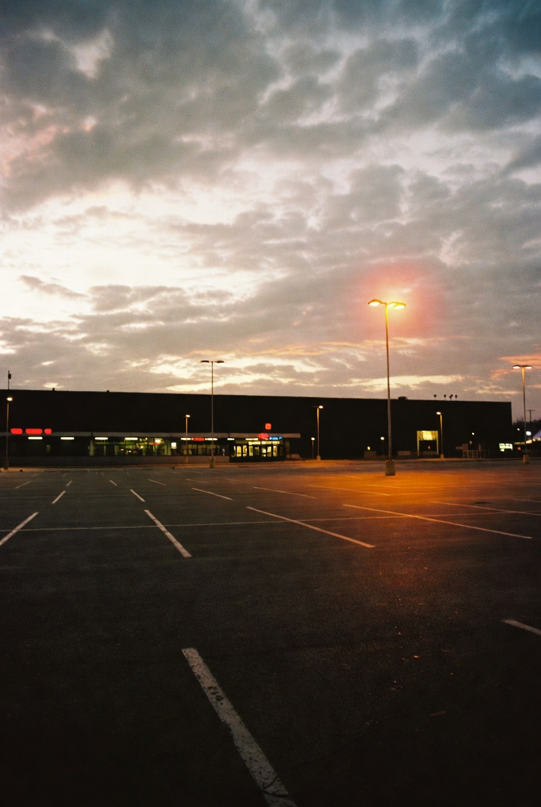 LIMVAGUR137's tweet photo. the parking lot outlasted everything inside.
#liminalspace #deadmall https://t.co/hej0wchsMf
