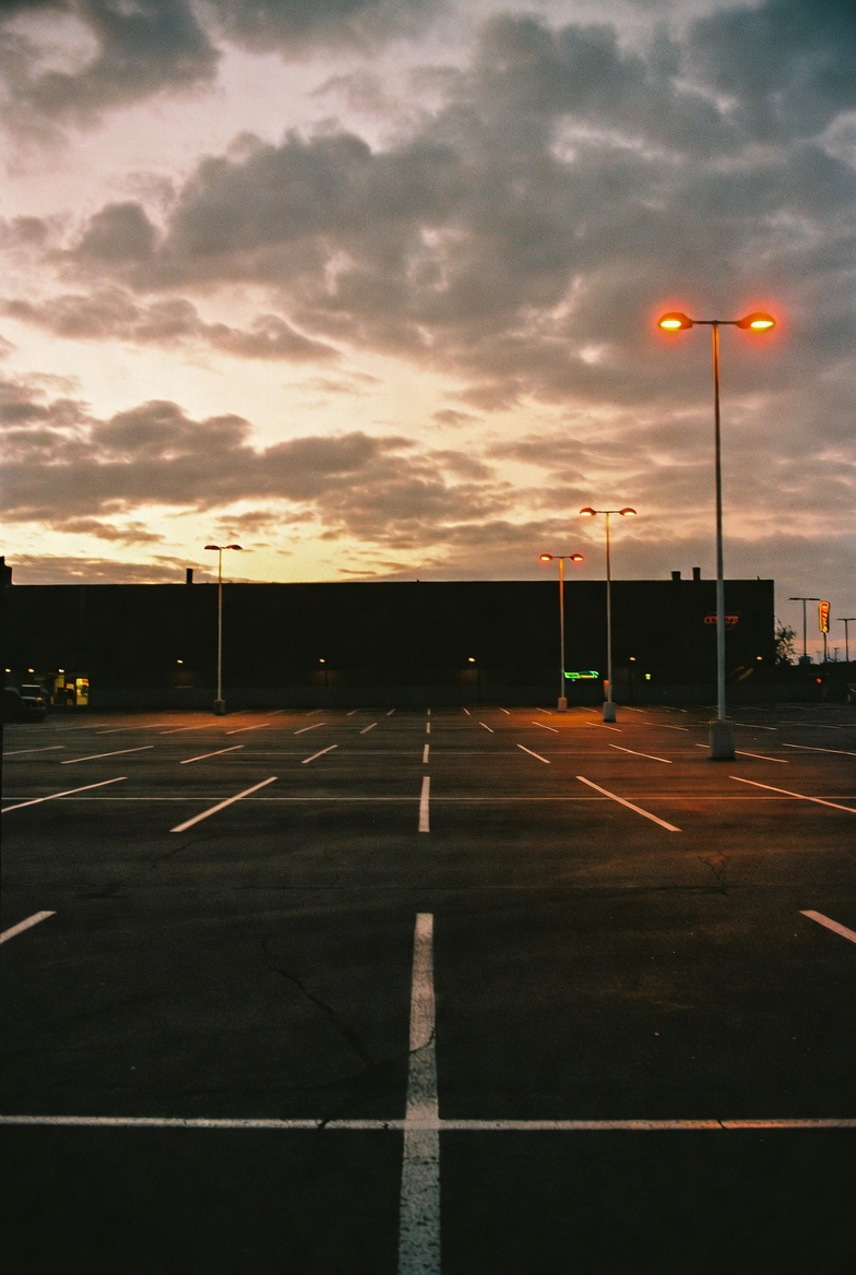 LIMVAGUR137's tweet photo. the parking lot outlasted everything inside.
#liminalspace #deadmall https://t.co/hej0wchsMf
