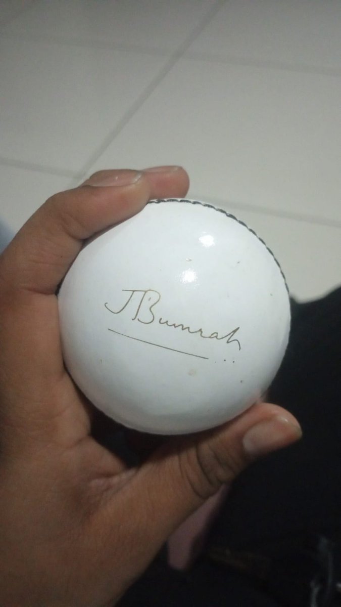 TagadiyaMilan's tweet photo. Marketing: “Limited-edition Jasprit Bumrah signed ball.”
Reality: Printed signature + poor quality ball.

Won this via a @letsblinkit campaign, but the delivered item was very different from what was promoted.

Thread with proof 👇 https://t.co/K3aofsz58e