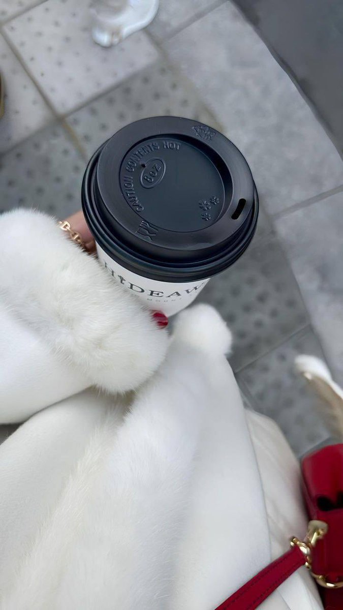 القهوة تصنع المعجزات الصغيرة، دفء، تركيز، وإبتسامة."☕️♥️