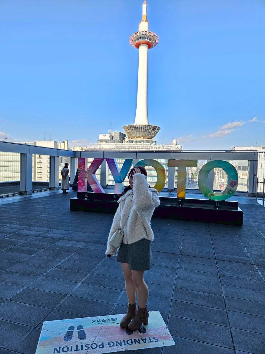 AGUglee's tweet photo. 団員紹介Part4ｰ①
文学部日本文化学科4年
愛称　なほ先輩
パート　ソプラノ

今回が現役ラストの演奏会になります。4年間支えてく ださった全ての方々に、感謝の気持ちを込めて歌いま す!そして、同期のまおちゃん・ともかちゃん、ここま で一緒に頑張ってくれてありがとう♡

1枚目　けやきテラス https://t.co/A6yT9hVx2A