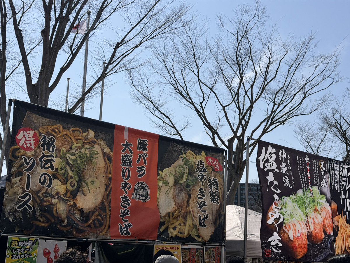 DJNORI_'s tweet photo. お腹が空いたから指をくわえてココに居るヴォー！
声かけていただいたらDJHIROのステッカープレゼント🎁
#熊本ヴォルターズ https://t.co/QjPkDLUV6E