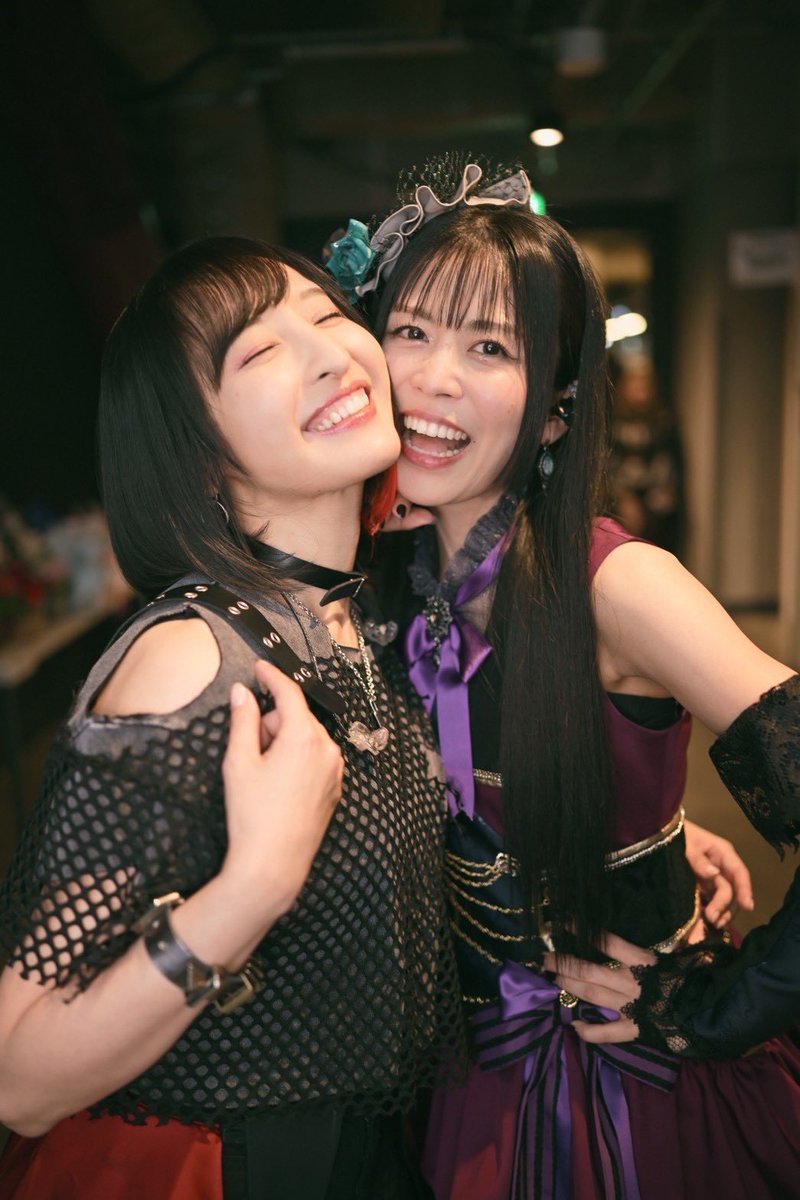 Roselia×美竹 蘭
『PASSIONATE ANTHEM』 🌹⚡️

この曲はAfterglowとRoseliaのガルパストーリーの時にできた曲。
約8年ぶりにこうして披露できたことが嬉しいです！

特別verいかがでしたか？

写真はえみりさんが撮ってくれたの😭
<a href="/Emiryun/">加藤英美里</a> 
#バンドリ10周年ライブ #バンドリ 
eplus.jp/sf/detail/4317…