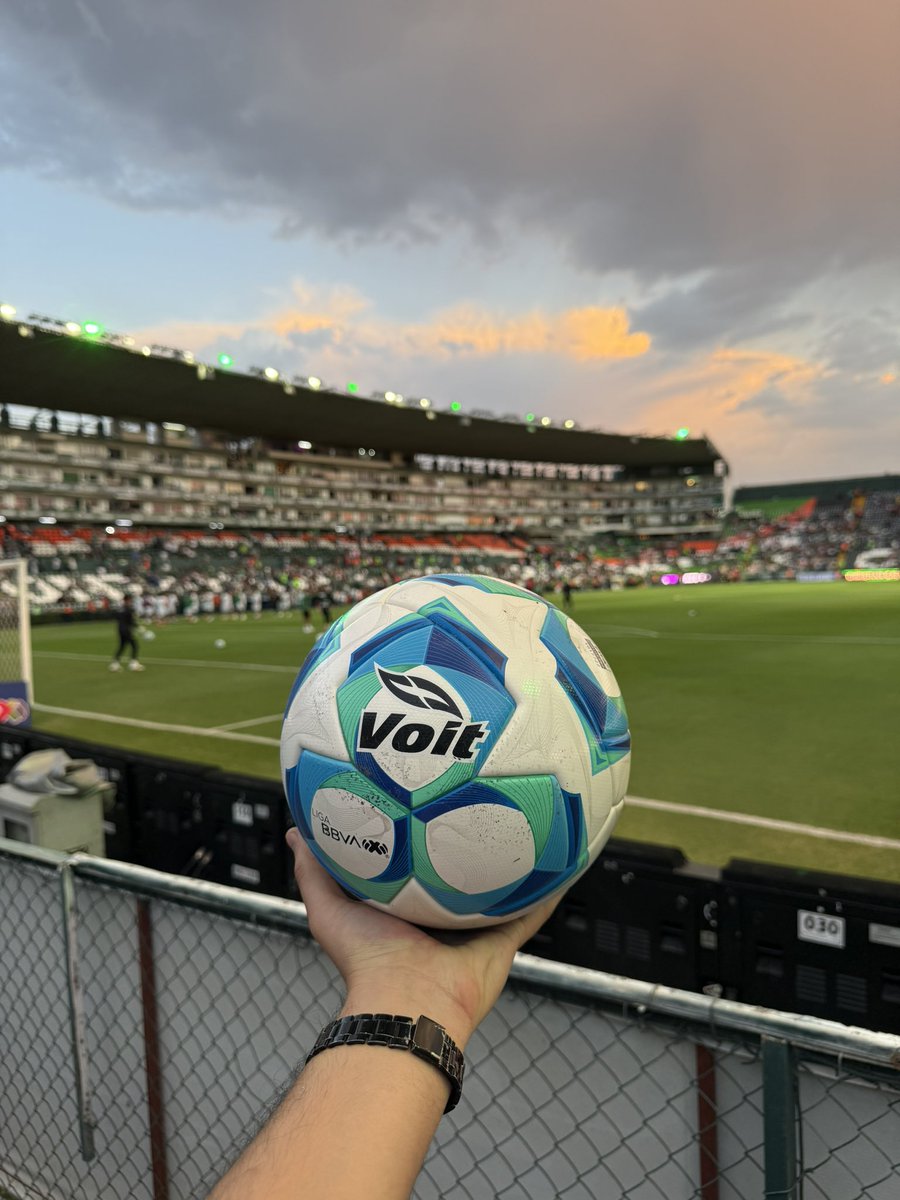 FieraGabriel's tweet photo. Juega limpio... siente tu liga
@clubleonfc @LigaBBVAMX 
#EstadioLeon🦁💚✨ https://t.co/6Ks2GdDeB3