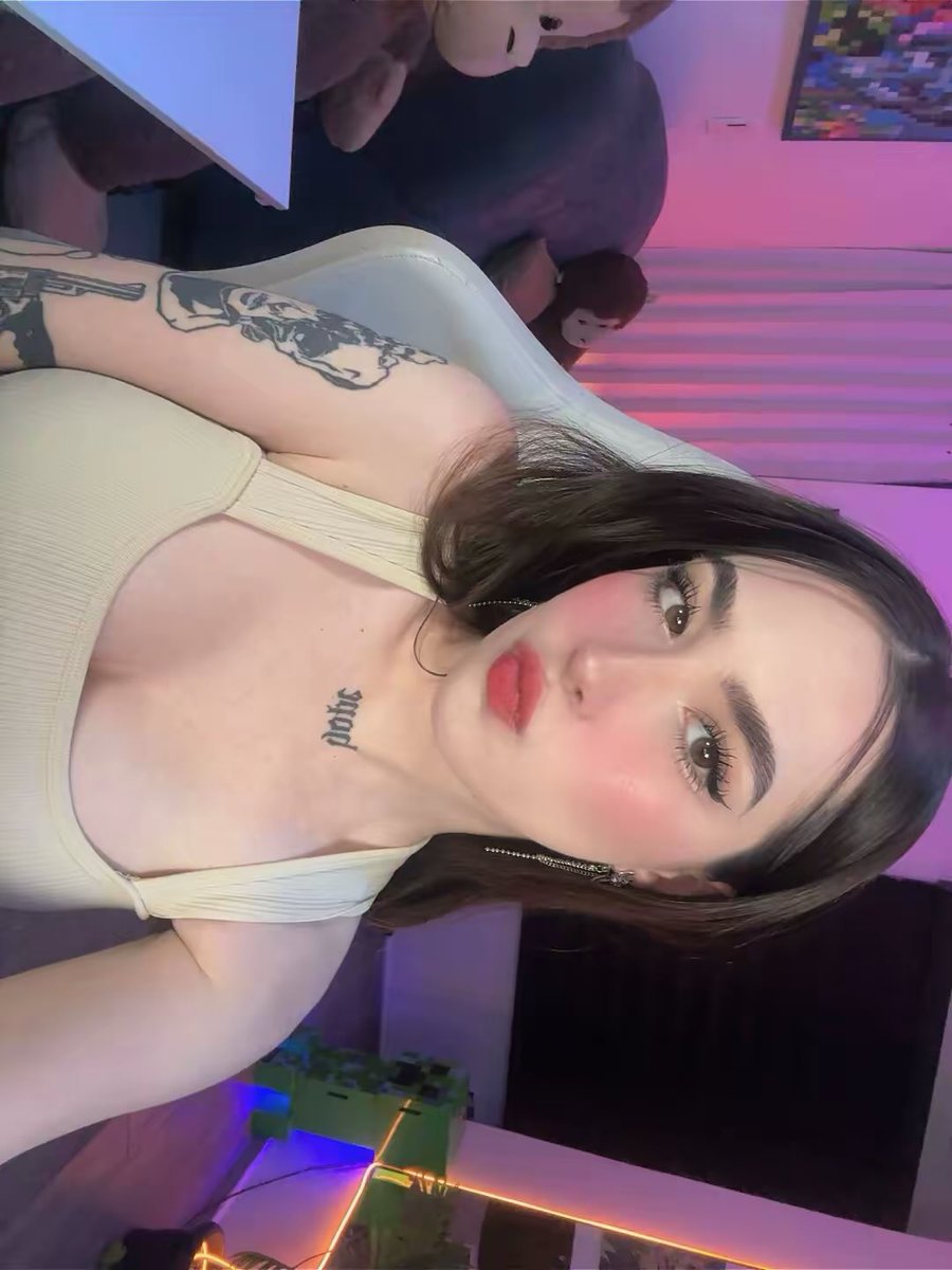 emilyhvo's tweet photo. En Vivo por Twitch, hoy empezamos el nuevo resident evil <3
ig: emilyhvo https://t.co/o3mlV9JSop