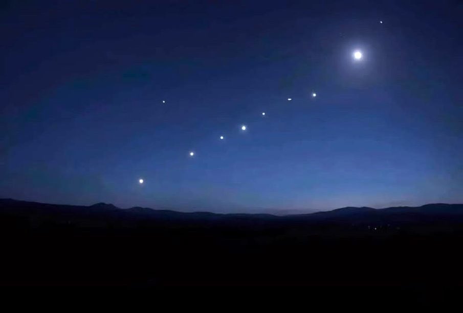 TriziaGadea's tweet photo. Hermoso !!!!
Pasarán  500 años para que vuelva a  suceder…
La alineación de 7 planetas 🪐 y nosotros, tuvimos la oportunidad de verlo… 
Cuan grandes son sus obras 

Salmo 19:1 “Los cielos cuentan la gloria de Dios; la expansión proclama la obra de sus manos" https://t.co/jTkNn2RYyJ
