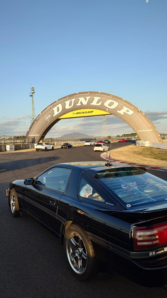 deer_and_maple's tweet photo. またまたつくば2000の体験走行🏎️

今回は先導車の関係かスローペースでした😓

始まる前にサーキット走行を見学しましたが自分的には速くて無理そう😅
スピードがのらないショートコースならイイのかな🤔

走行動画はラインめちゃくちゃ💦 https://t.co/CoANkgIGgs