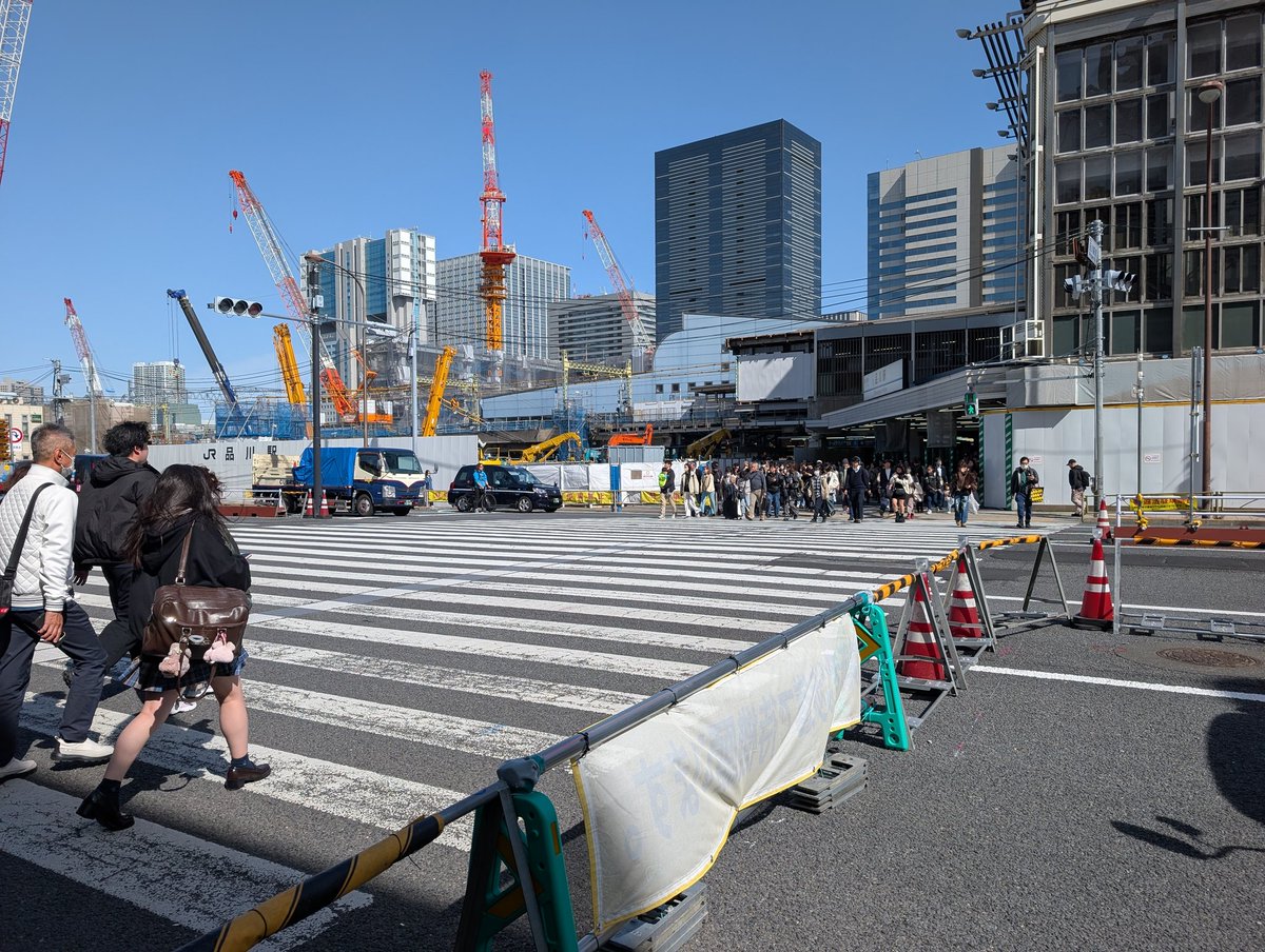 mnNH029's tweet photo. 今、JR品川駅の高輪口でリニア新駅建設に向け大規模工事中。＃関東街歩き 開通すれば成田空港の位置付け下り名古屋中部空港が国際線乗継で圧倒的に時間短縮(品川〜名古屋市内40分) 便利になる。成田の地元も其れまでに色々対策を急がないと地方空港に。。。 https://t.co/2bqbZPI6Hx