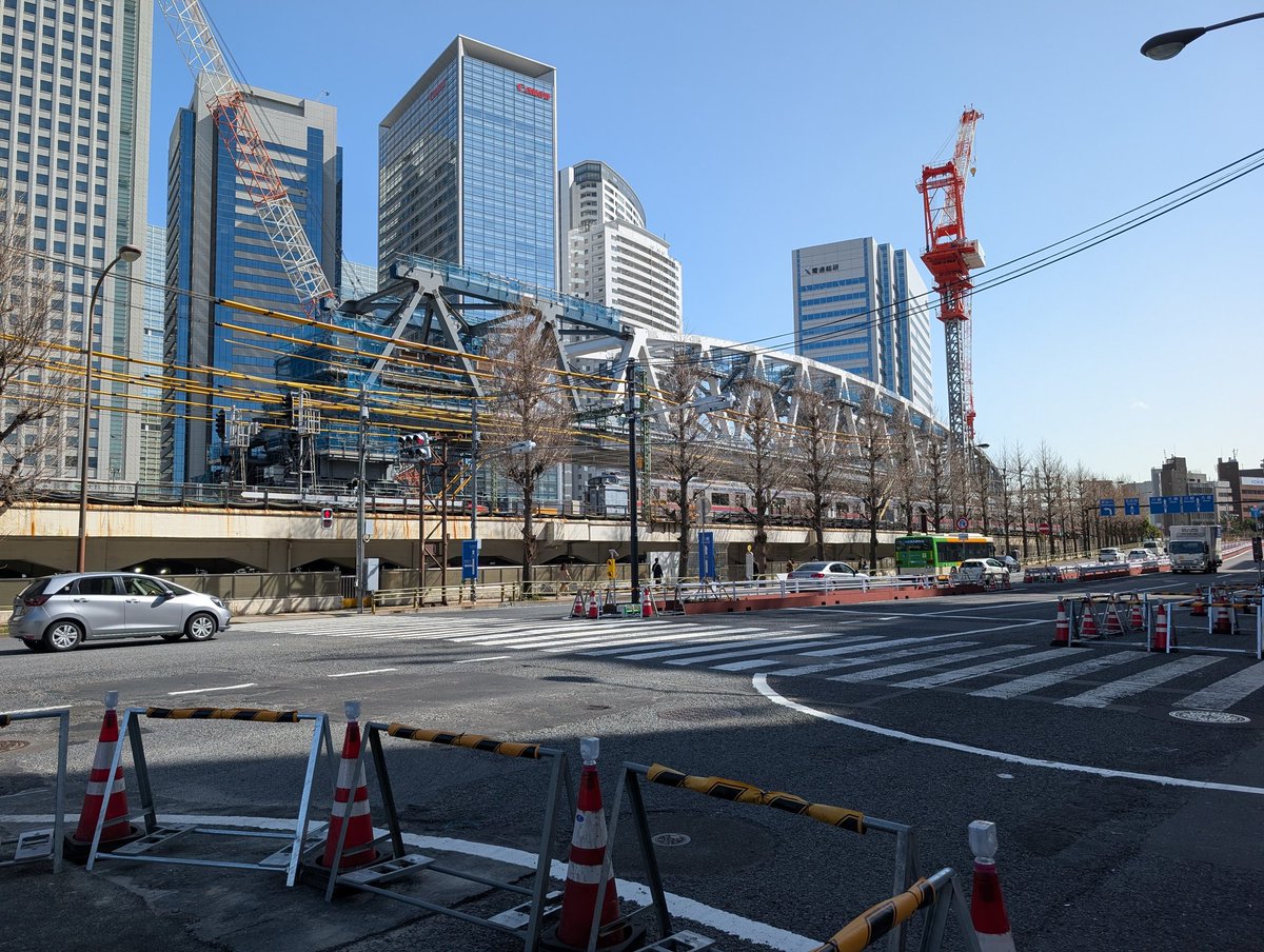 mnNH029's tweet photo. 今、JR品川駅の高輪口でリニア新駅建設に向け大規模工事中。＃関東街歩き 開通すれば成田空港の位置付け下り名古屋中部空港が国際線乗継で圧倒的に時間短縮(品川〜名古屋市内40分) 便利になる。成田の地元も其れまでに色々対策を急がないと地方空港に。。。 https://t.co/2bqbZPI6Hx