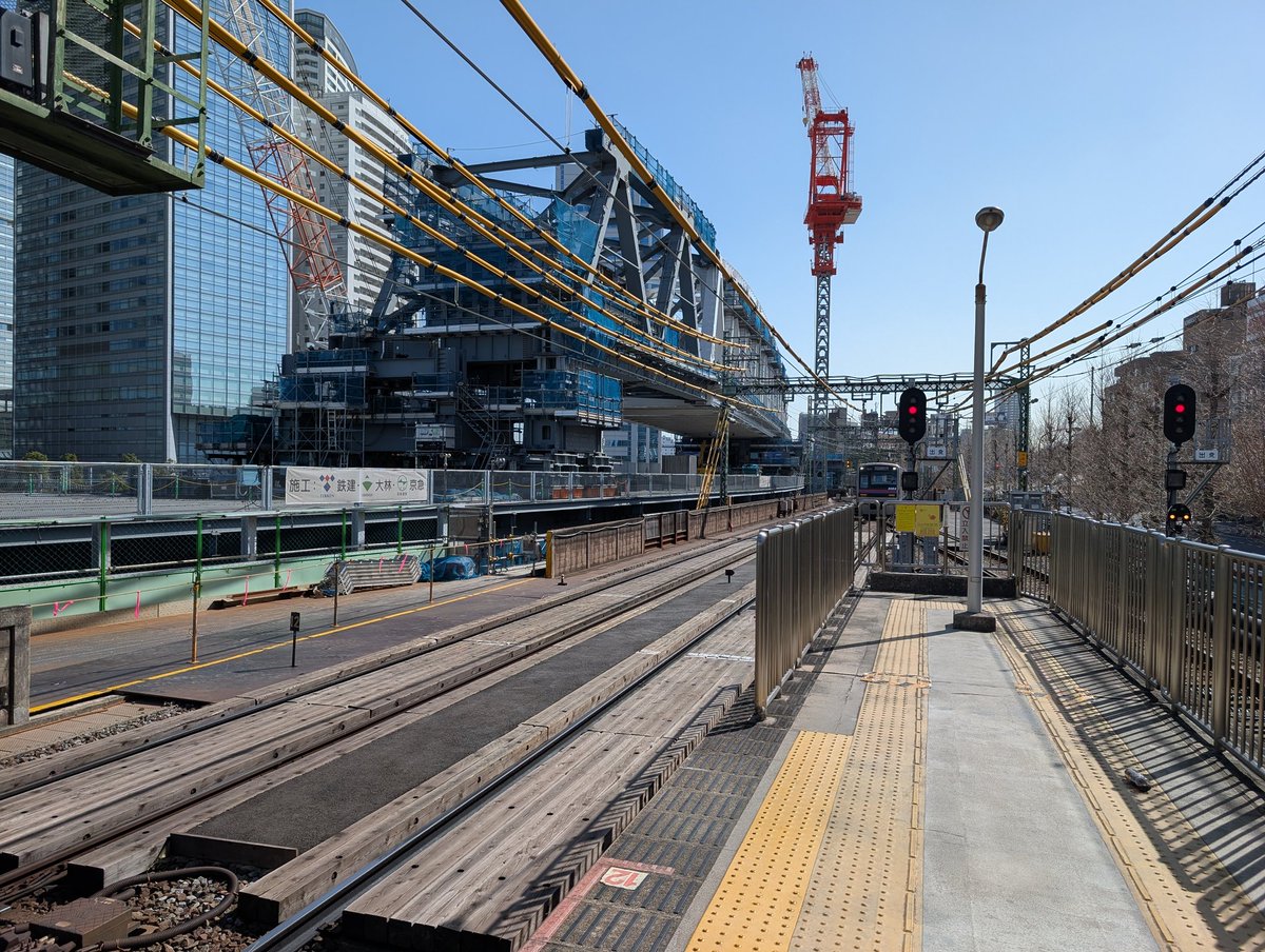 mnNH029's tweet photo. 今、JR品川駅の高輪口でリニア新駅建設に向け大規模工事中。＃関東街歩き 開通すれば成田空港の位置付け下り名古屋中部空港が国際線乗継で圧倒的に時間短縮(品川〜名古屋市内40分) 便利になる。成田の地元も其れまでに色々対策を急がないと地方空港に。。。 https://t.co/2bqbZPI6Hx