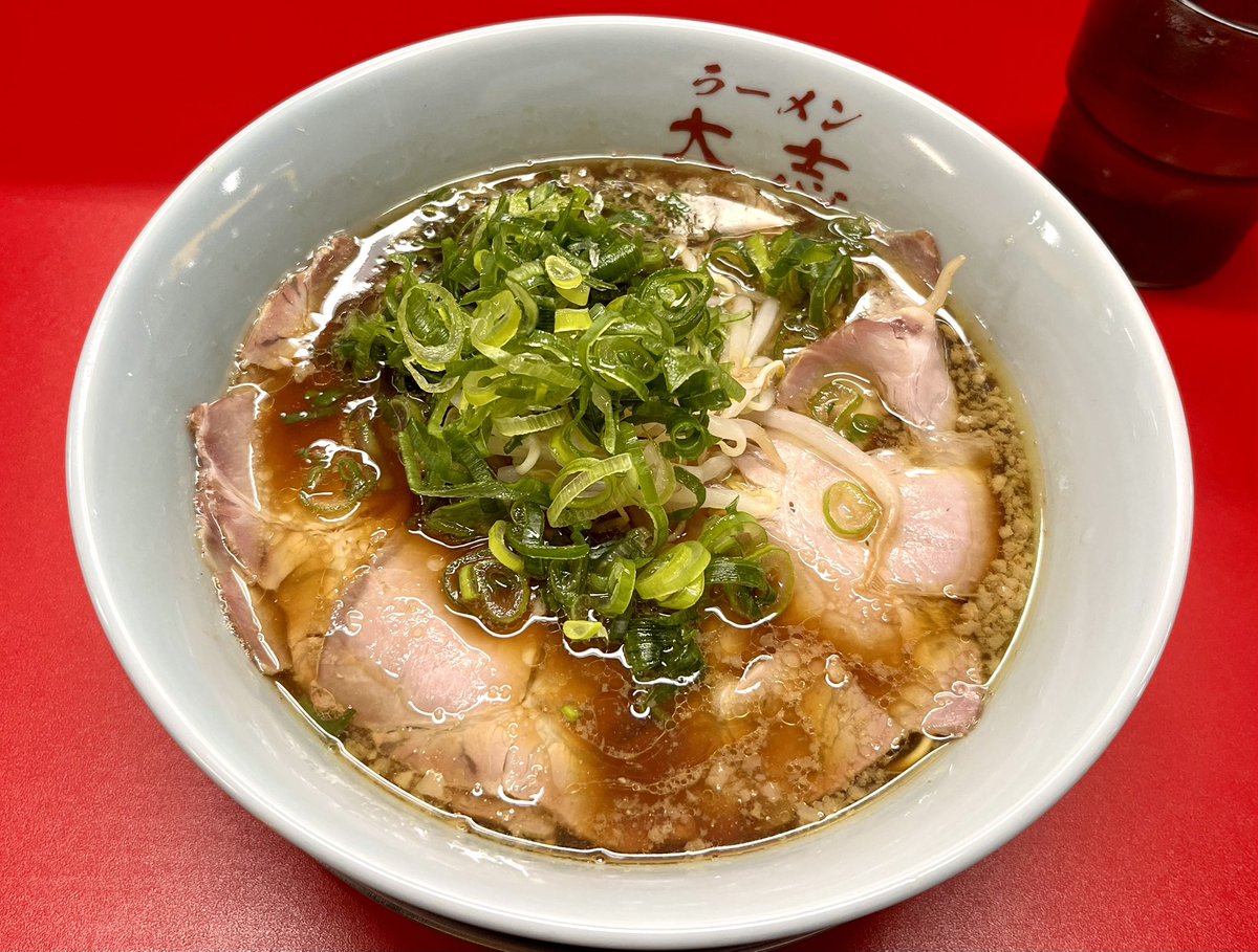 本日は京都で未訪店探訪🍜
1軒目はビジュアルから気になっていた、去年オープンの"大志(たいし)"さんへ
クラシックな京都背脂中華そばに、今流行りの吊し焼きチャーシューが薄切りでたっぷり！
ほのかな燻香にパンチのある醤油スープがめちゃくちゃ美味い✨

[清水五条駅　ラーメン 大志　しょうゆ]