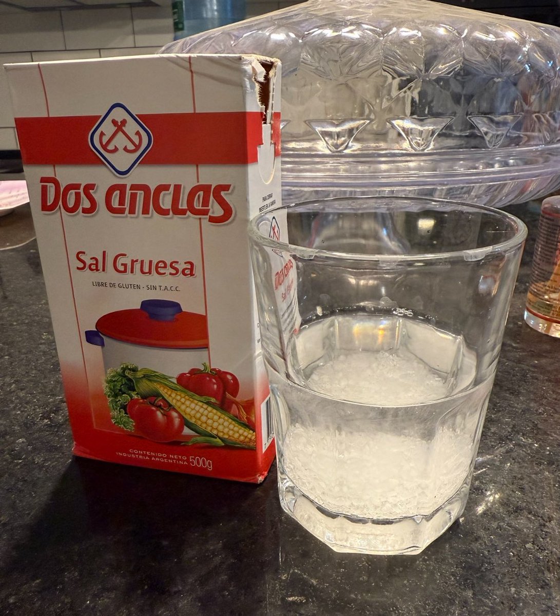 ahorraconana's tweet photo. 🍀es HOY! Primer DOMINGO del MES! Tenemos que hacer el RITUAL DE LA ABUNDANCIA!!

Ponen en un recipiente de vidrio, agua con 2 cucharadas de sal gruesa y lo dejan reposar una hora!
Después se enjuagan las manos con eso, repitiendo: “La sal es protectora y ella me ayudará a que mi dinero se multiplique y jamás falte en mi hogar”
Asi hasta que se termine el agua, al terminar no se sequen las manos, sacudan con palmaditas y listo🫶

Acá video de como se hace

https://t.co/qpfhhWZO9e
