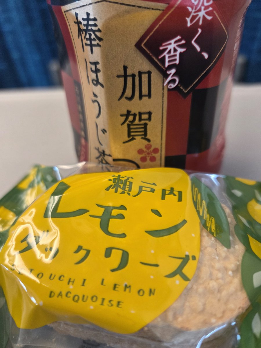 Badu1109's tweet photo. 新幹線乗ったから、
食べよっと。 https://t.co/9YOcou4GIz