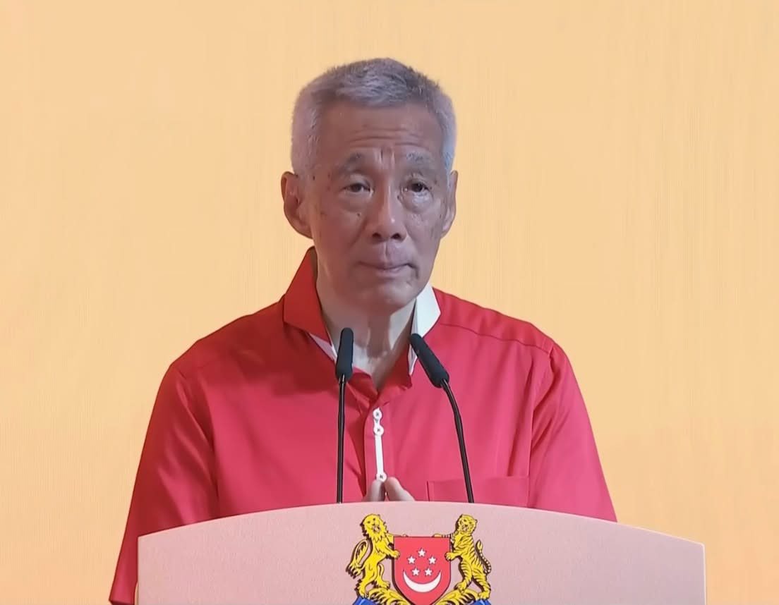 ไม่รอช้า! ลี เซียน ลุง อดีตนายกรัฐมนตรีสิงคโปร์ เตือน “สงครามเริ่มแล้ว” สิงคโปร์ต้องเตรียมรับแรงกระแทกเศรษฐกิจโลก
.
.
จากเหตุการณ์โจมตีระหว่างอิสราเอล สหรัฐฯ และอิหร่าน ที่ขยายวงกว้างในตะวันออกกลาง รัฐมนตรีอาวุโสของสิงคโปร์ ลี เซียน ลุง (SM Lee) กล่าวชัดว่า
.