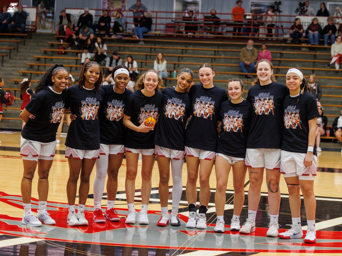 UIndyWBB's tweet photo. Thank you to all 9️⃣ of our seniors on amazing Greyhound careers! 🐾🏀 https://t.co/j5cKTkBWu3
