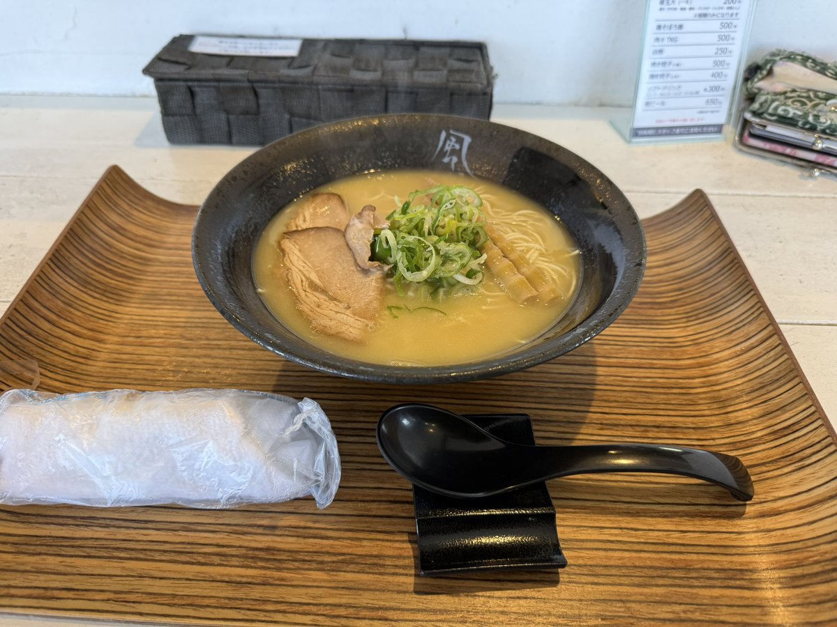 TKG4215's tweet photo. 麺心 風見鶏に久々に食いにドライブ🚗
やっぱ鶏白湯食うならここですわ
特徴的な器変わって半熟卵がなくなっていらっしゃる..(´・ω・｀)
スープとネギの相性めっちゃ好きなんだけど追加料金でネギ増しにできねぇかな() https://t.co/W7Af8S6X8p