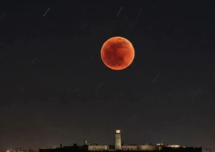 citmacuba's tweet photo. Eclipse total de Luna en la madrugada del 3 de marzo será visible desde todos los puntos del territorio nacional, según el Instituto de Geofísica y Astronomía @IgaCuba
A diferencia de los eclipses solares, el eclipse lunar es completamente seguro para observarlo a simple vista
👇 https://t.co/N09A8YINym