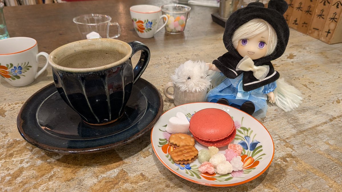 本日Frameさんで14時から「人形お茶会」を開催します🌸お気に入りの子と是非ご一緒に遊びにいらしてください✨途中参加からも歓迎です
（おやつ付ドリンク￥1000です！）