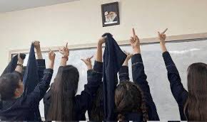 فرحة الايرانيات بالذات كبيره ✨وتبين حجم اضطهاد العمايم الحاكمه للنساء