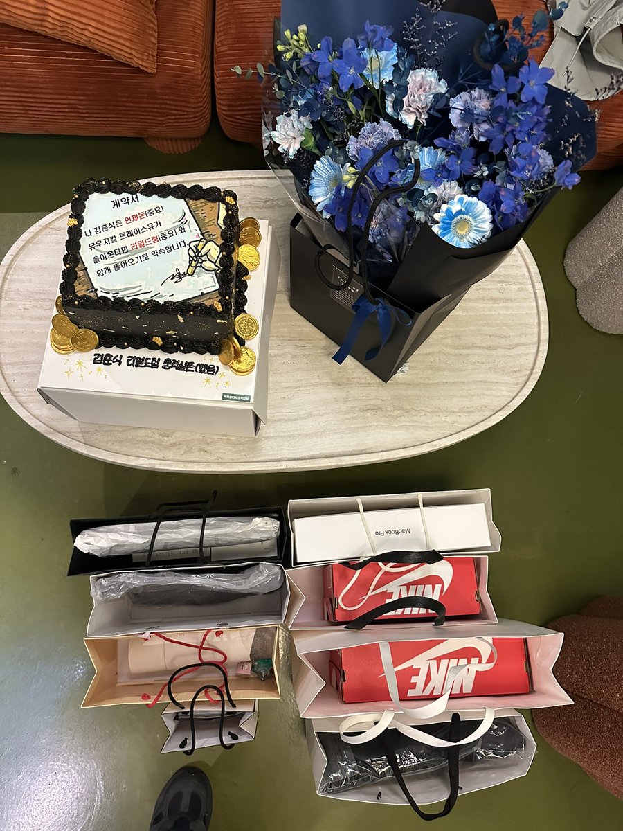 namulai's tweet photo. 고맙습니다 ! 
생일이 막공이고
막공이 생일인 3/1일 오늘 !
출근하자마자 행복합니다! 
정말 감사해요 ! ❤️ https://t.co/1fZ7UCQqrv