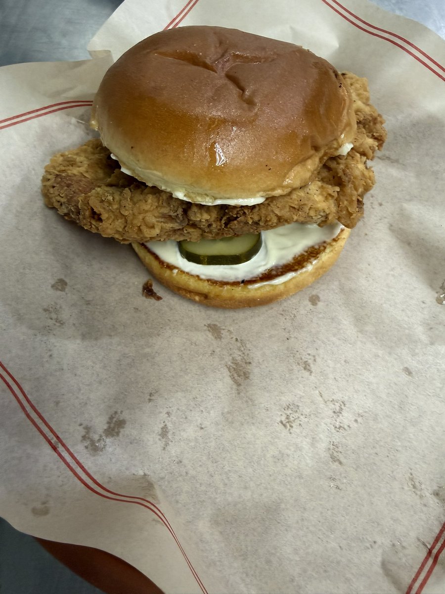 A_Foxy_Lady's tweet photo. Welcomed back to a Friday night at Simpsonville where hospitality was on point, the energy was 🔥, chicken sandwiches were executed 💯, and MIDs thriving! Their execution for the day lead to a 0% GWAP 🥳 #MAstrong #ReaOfSunshine #ChilisLove https://t.co/tLwl9Ro2xV