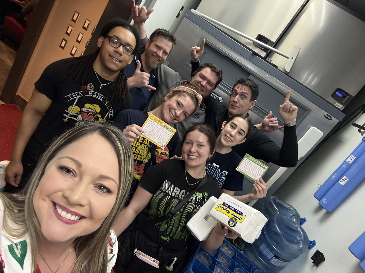 A_Foxy_Lady's tweet photo. Welcomed back to a Friday night at Simpsonville where hospitality was on point, the energy was 🔥, chicken sandwiches were executed 💯, and MIDs thriving! Their execution for the day lead to a 0% GWAP 🥳 #MAstrong #ReaOfSunshine #ChilisLove https://t.co/tLwl9Ro2xV