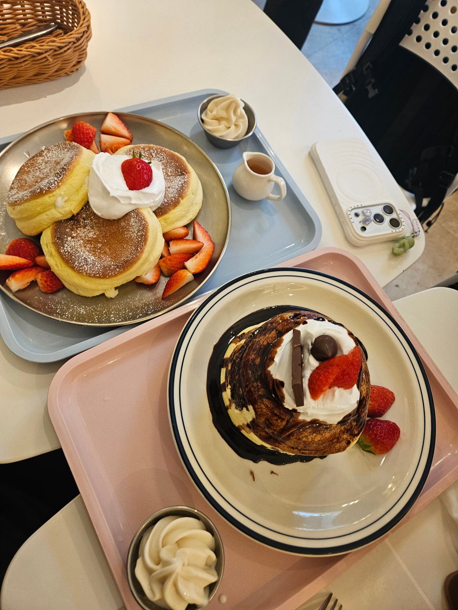 늦잠생카 갔다가 맛도리수플레 팬케이쿠 앙냥냥냥냥냥냥냥냥냥 크림브릴레 펜케이크만 먹고 신데렐라처럼 사라지시다니. 버려진 저희는 딸팬 촠팬 먹으면서 부엥부엥했다고요..🙊(마싰쪙)라헬의부어
#라헬의부엌