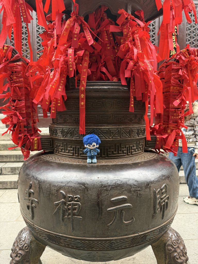 昨天去归元寺烧香祈福许愿敲钟供灯，回来就看到打仗的新闻。和平太难得，每逢冬奥结束就打仗，我是不是要再去一次烧香祈祷世界和平。中东关闭领空，好多人滞留在机场，包括跨国春运返工人员，遭殃的总是普通人。在迪拜五光十色的霓虹灯下看着一个个导弹拦截，大都市的街道上就有击落的导弹碎片，好割裂