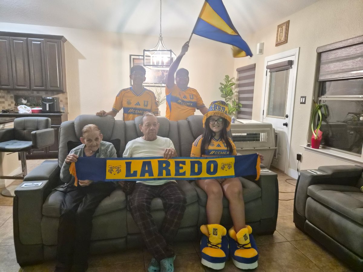 monio004's tweet photo. Saludos desde Laredo Tx! Arriba mis Tigres!! #MegaFutbol https://t.co/oqt0Je5cFI