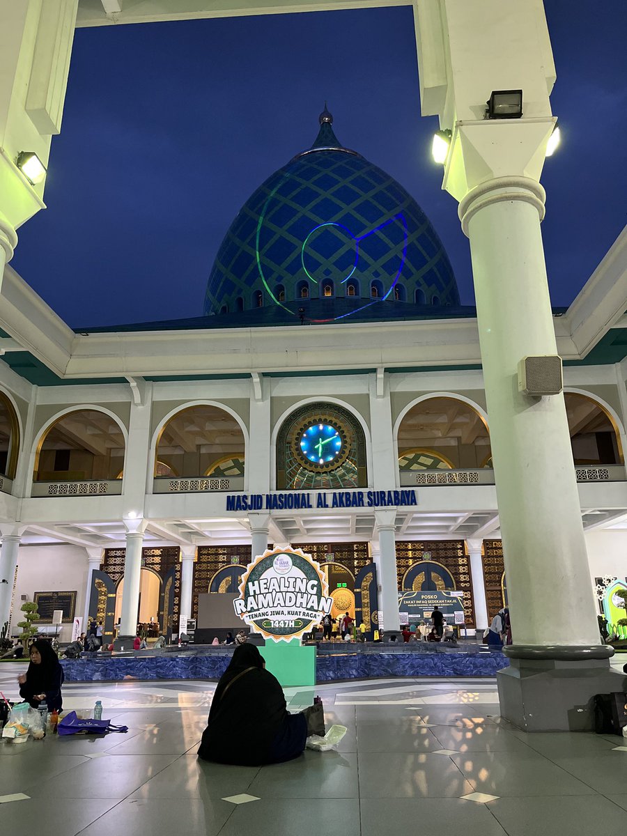 lailinurm's tweet photo. Pertama kali cobain bukber di Masjid Agung Surabaya. Setelah Ashar ada kajian yang kemudian dibagiin takjil dan nasi kotak. Di pelataran masjid ada donor darah. Di depan masjid (jalan sedikit) ada bazaar pasar malam ramadhan. Sangat worth it, bisa bukber, ibadah &amp; jalan jalan 🤩 https://t.co/AQ2VMQ8XQl